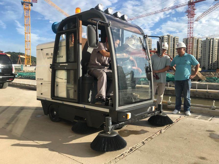 临海龙海市电动清扫车：现代城市清洁的新解决方案